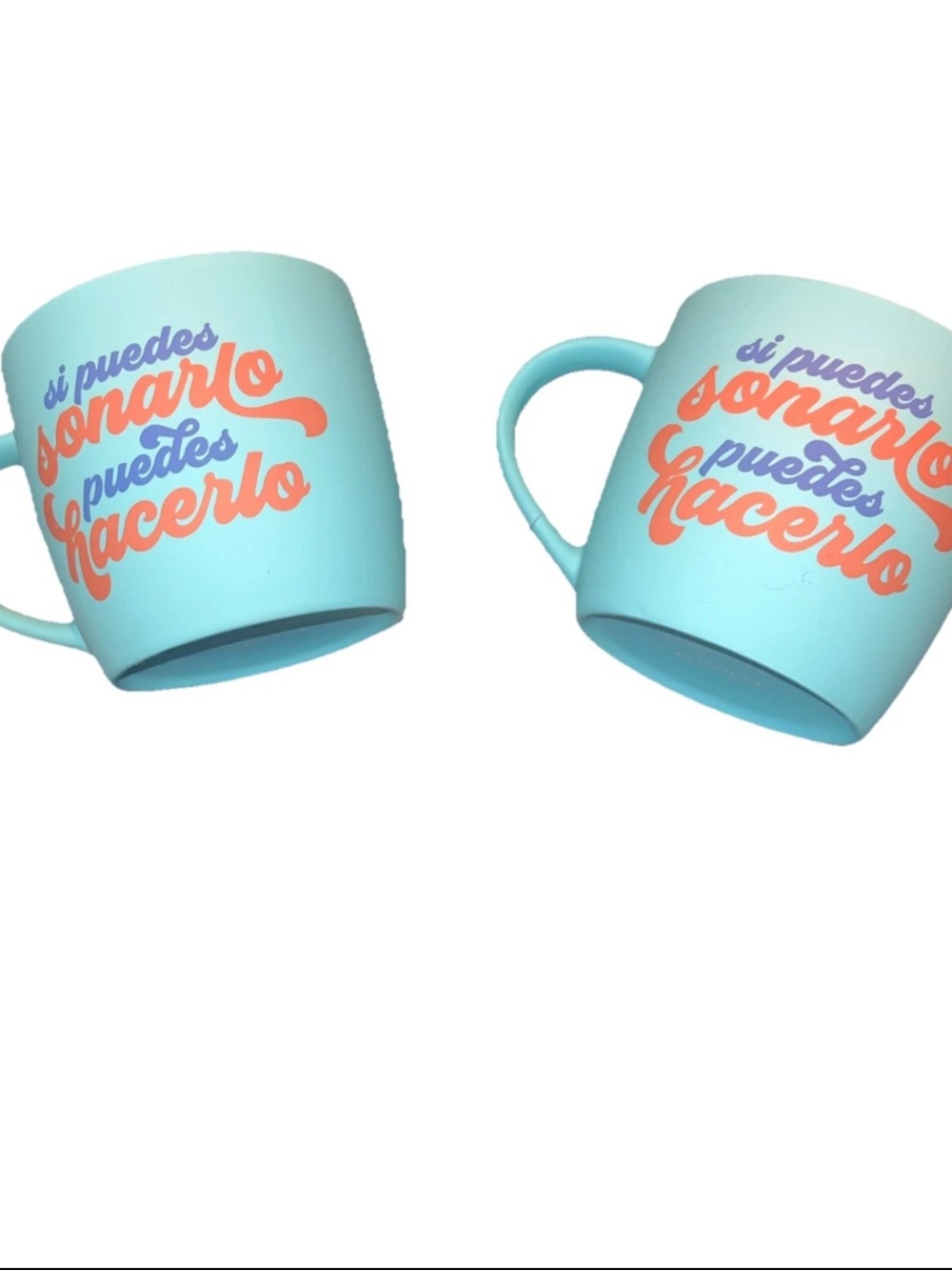 Eccolo Light Blue Ceramic Mug Set with Coral Script con un mensaje en español